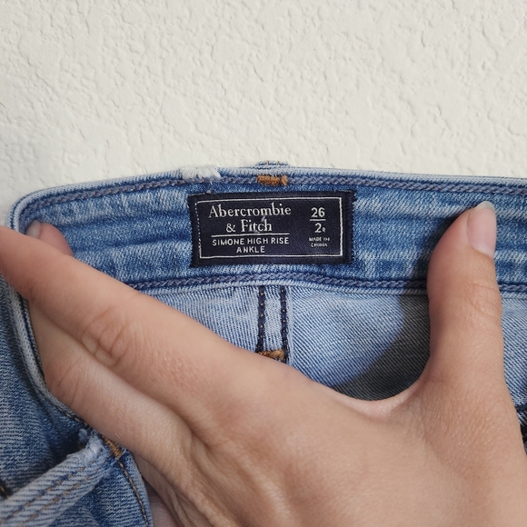 Abercrombie Flower Embroidery Straight leg light/medium wash jeans - Picture 5 of 7